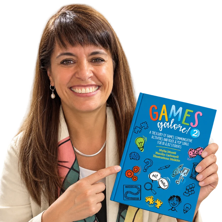 Nylia Monté sosteniendo su libro Games Galore 2